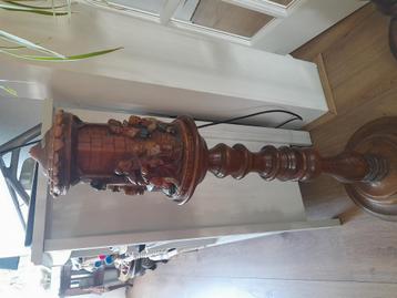 kaars met houten pilaar beschikbaar voor biedingen