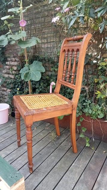 oude houten stoel vintage klassiek brocante stoeltje  beschikbaar voor biedingen