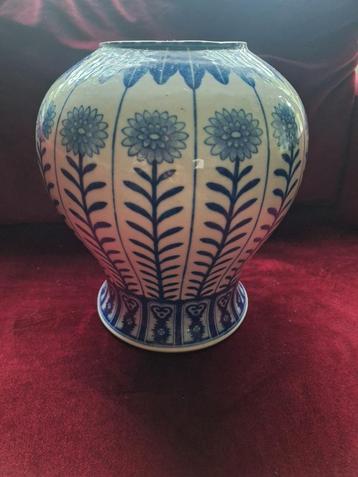 Blauw-witte vaas met bloemmotiefMeiji blauw-witte porseleine beschikbaar voor biedingen