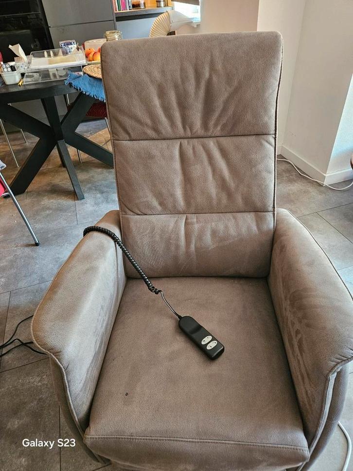 Relaxstoel met sta-op functie - Grijs Suède, Huis en Inrichting, Fauteuils, Stof, 50 tot 75 cm, 75 tot 100 cm, Ophalen