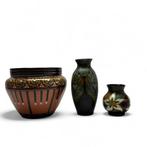 Twee platelen vazen en een cachetpot, Antiek en Kunst, Ophalen of Verzenden