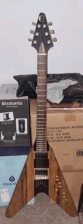 Luthier build baritone flying v 27" bareknuckle pickups, Muziek en Instrumenten, Snaarinstrumenten | Gitaren | Elektrisch, Zo goed als nieuw