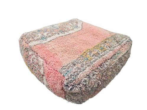 Handmade vintage Berber wool floor cushion Boujad 65x65x25cm, Huis en Inrichting, Banken | Voetenbanken en Poefen, Zo goed als nieuw