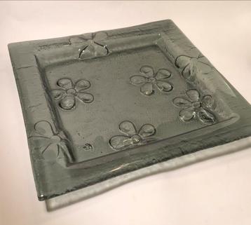 Platte schaal, glas met bloemen erop, zwart transparant glas beschikbaar voor biedingen