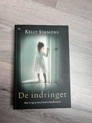 Kelly Simmons - de indringer beschikbaar voor biedingen
