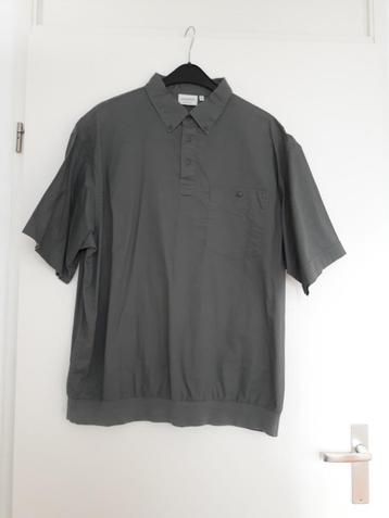 Een prachtige polo met korte mouw kleur donker olijfgroen. beschikbaar voor biedingen