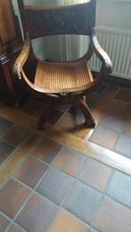 Antieke houten stoel met snijwerk, Ophalen