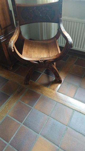 Antieke houten stoel met snijwerk beschikbaar voor biedingen