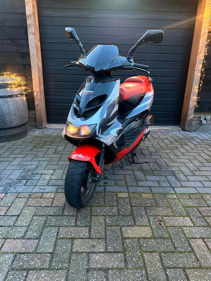 Aprilia sr 50 street (TWEEDE EIGENAAR) (PIAGGIO BLOK), Fietsen en Brommers, Scooters | Aprilia, Gebruikt, SR 50, Maximaal 45 km/u