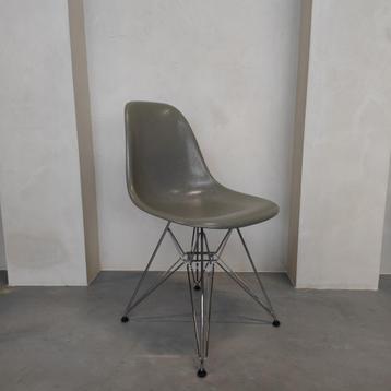 Vitra Eames Fiberglass Side Chair DSR stoel - Raw Umber beschikbaar voor biedingen