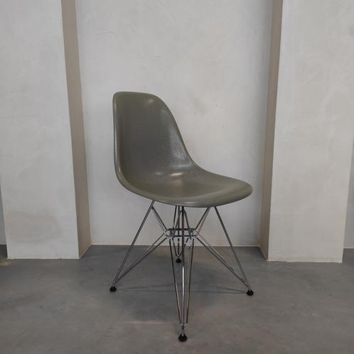 Vitra Eames Fiberglass Side Chair DSR stoel - Raw Umber, Antiek en Kunst, Antiek | Meubels | Stoelen en Banken