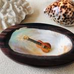 Vintage 70s West Germany gitaar broche, Sieraden, Tassen en Uiterlijk, Broches, *, Overige materialen, Gebruikt, Bruin