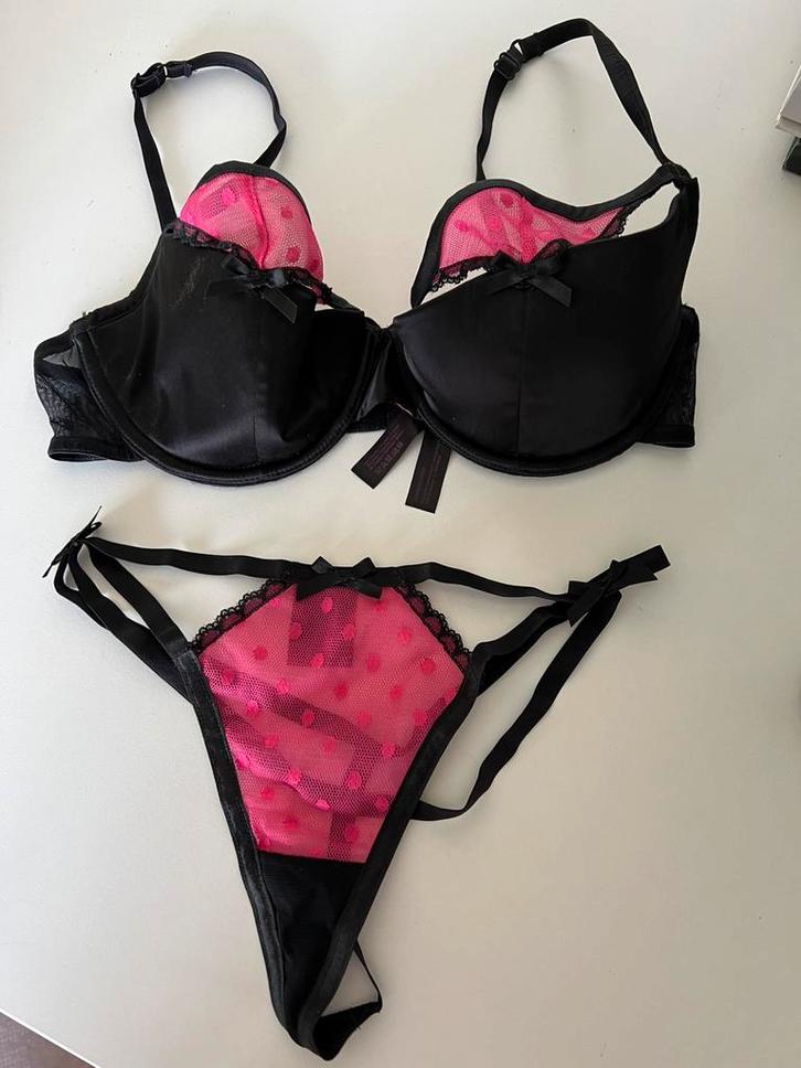 Hunkemoller private collection bh (75D) + string & slipje, Kleding | Dames, Ondergoed en Lingerie, Setje, Zwart, Ophalen of Verzenden