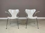 2 Fritz Hansen vlinderstoelen met armleuningen in nieuwstaat, Huis en Inrichting, Stoelen, Ophalen, Twee, Wit, Zo goed als nieuw