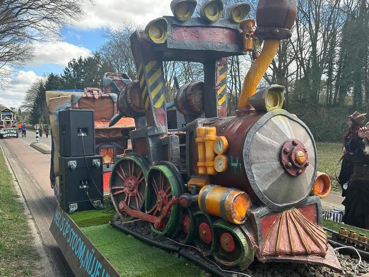 Carnavalswagen incl kar! Trein met wagon en luchtballon, Hobby en Vrije tijd, Feestartikelen, Carnaval, Ophalen