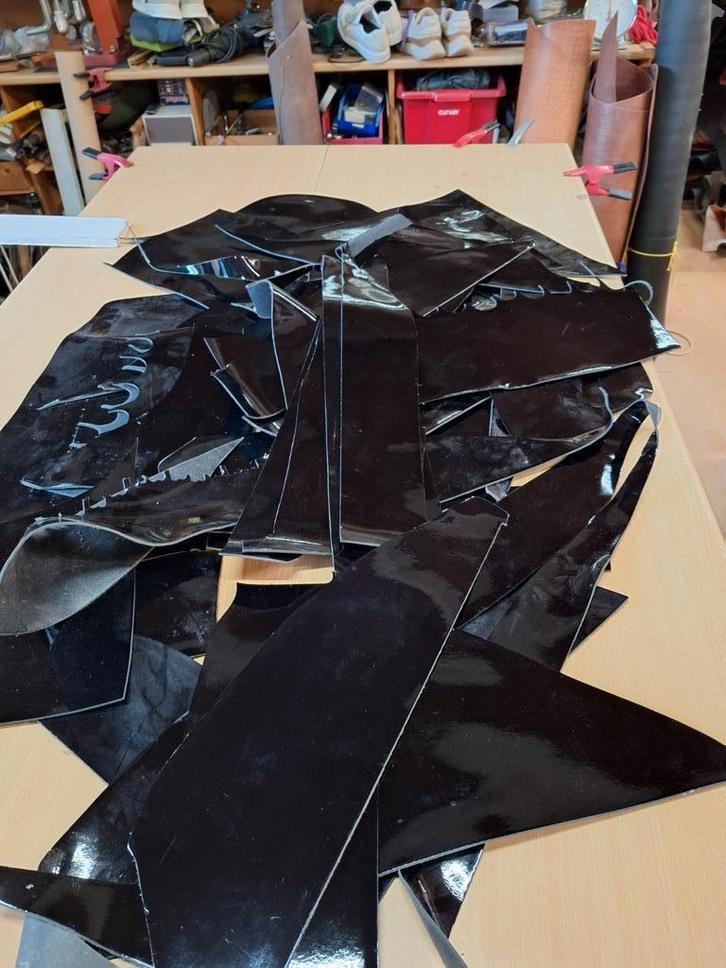 Grootte reststukken Tuigleder, zwart, lak,7,50 per kilo, Hobby en Vrije tijd, Stoffen en Lappen, Nieuw, Leer of Kunstleer, 30 tot 120 cm