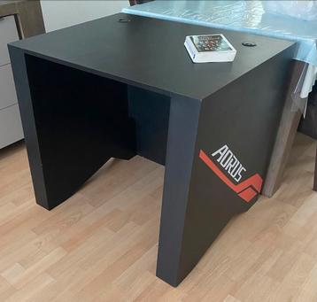 Twee stevige gaming tafel met Ledverlichting  beschikbaar voor biedingen