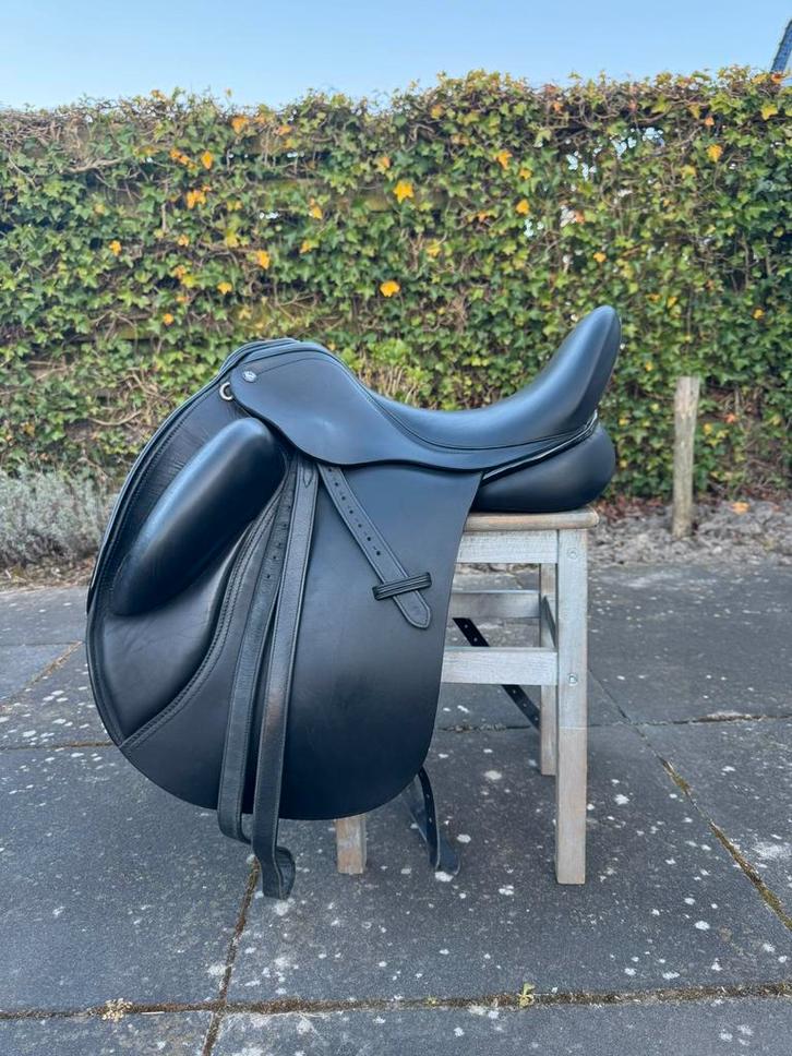 KM dressuurzadel, Dieren en Toebehoren, Paarden en Pony's | Zadels, Zo goed als nieuw, Springen, Ophalen