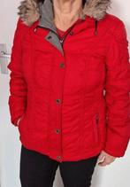 Rode, gevoerde winterjas (mt M) met capuchon, Ophalen of Verzenden, Zo goed als nieuw, Maat 38/40 (M), Rood