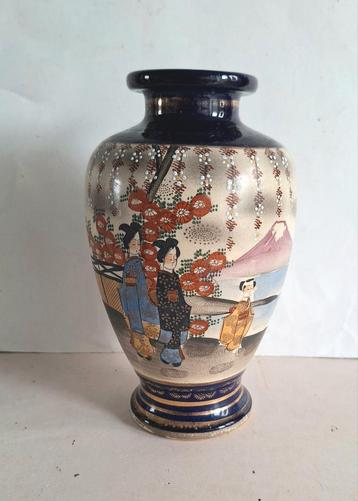 Meiji Satsuma Gosu Cobalt Blue antieke aardewerk vaas.Japans beschikbaar voor biedingen