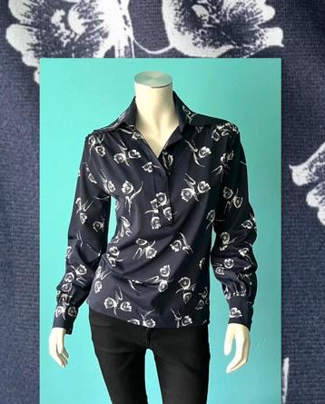 Vintage donkerblauwe blouse met bloem maat 38 beschikbaar voor biedingen