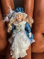 Porseleinen Pop in Blauwe Jurk en Hoed - Antiek Speelgoed Po, Antiek en Kunst, Ophalen of Verzenden