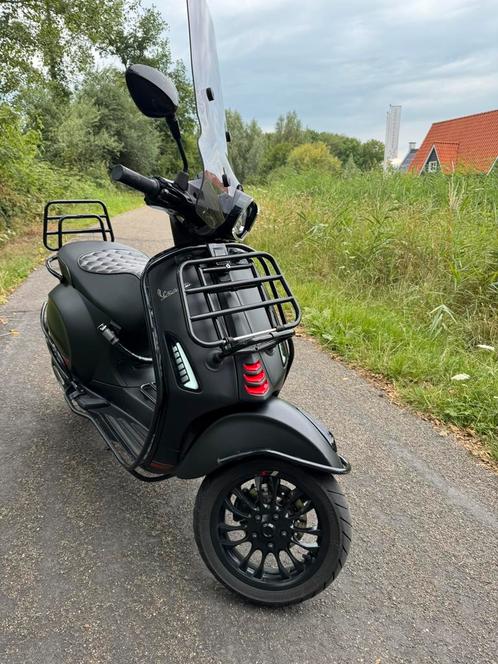 Vespa Sprint 2022 - E5 - Full Option - Mat Zwart, Fietsen en Brommers, Scooters | Vespa, Zo goed als nieuw, Overige modellen, Maximaal 25 km/u
