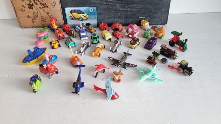 Verzameling 45 Kinder Ferrero Surprise Auto's Vliegtuig Boot, Hobby en Vrije tijd, Modelauto's | Overige schalen, Gebruikt, Auto