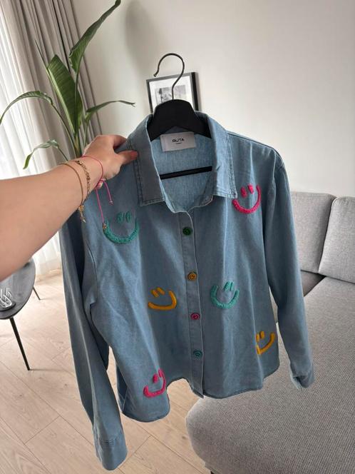 Leuke denim blouse met smileys one size, Kleding | Dames, Blouses en Tunieken, Zo goed als nieuw, Blauw, Ophalen of Verzenden