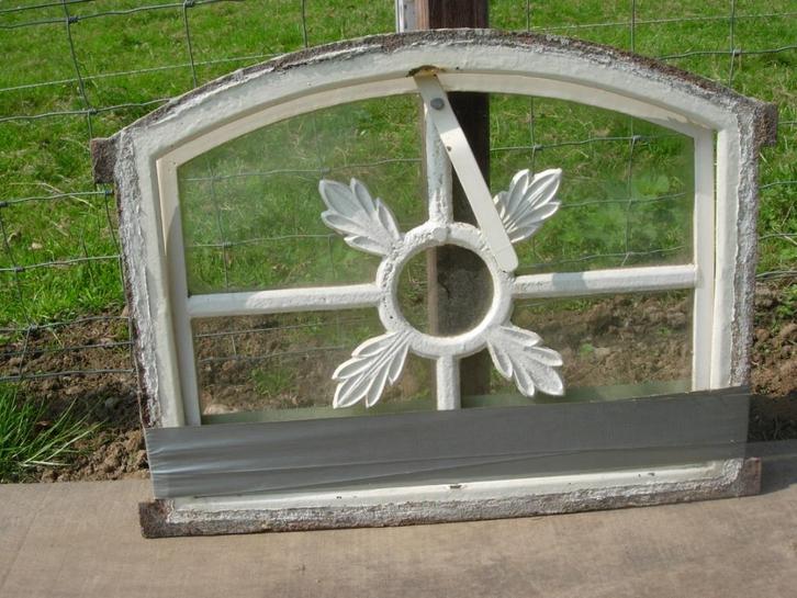 2 oude gietijzeren stalraampjes, Doe-het-zelf en Verbouw, Glas en Ramen, Gebruikt, Overige typen, Minder dan 80 cm, Minder dan 80 cm