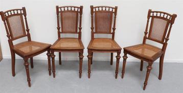 vier stoelen beschikbaar voor biedingen