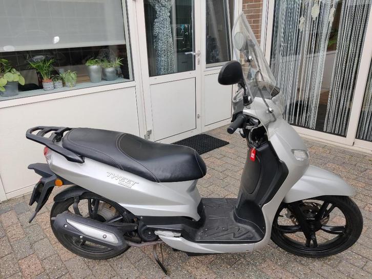 scooter peugeot tweet, Fietsen en Brommers, Scooters | Peugeot, Gebruikt, Overige modellen, Maximaal 45 km/u, Benzine, Ophalen