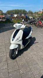 Piaggio new fly 2016, Fietsen en Brommers, Scooters | Piaggio, Ophalen, Zo goed als nieuw, Fly