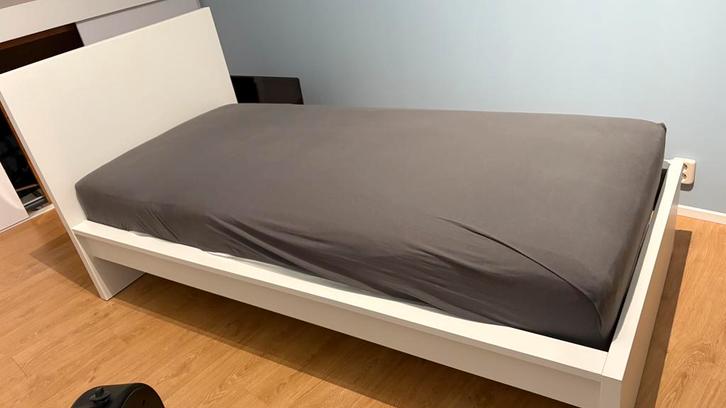 Eenpersoonsbed, Huis en Inrichting, Slaapkamer | Slaapbanken, Zo goed als nieuw, 90 cm, 200 cm, Eenpersoons, Wit, Ophalen