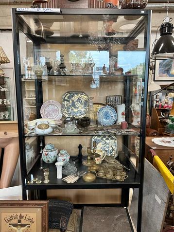 Museum Winkel Vitrinekast beschikbaar voor biedingen