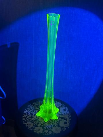 Grote soliflore uranium vaas beschikbaar voor biedingen