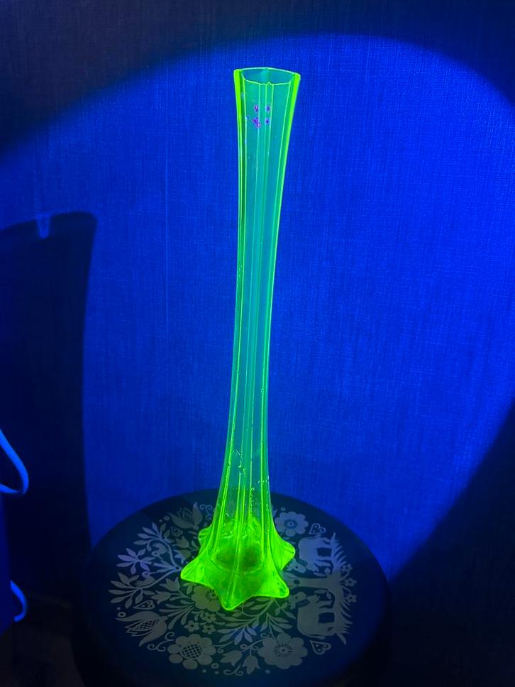 Grote soliflore uranium vaas, Antiek en Kunst, Antiek | Glas en Kristal, Ophalen of Verzenden