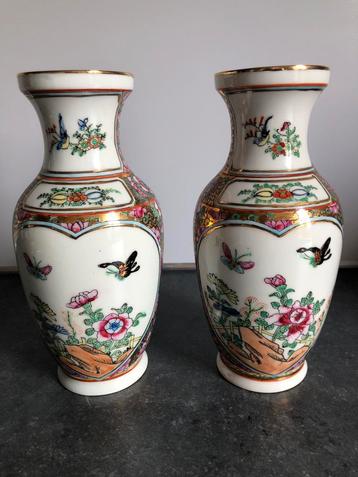 Twee Chinese vazen, hoogte 21 cm beschikbaar voor biedingen
