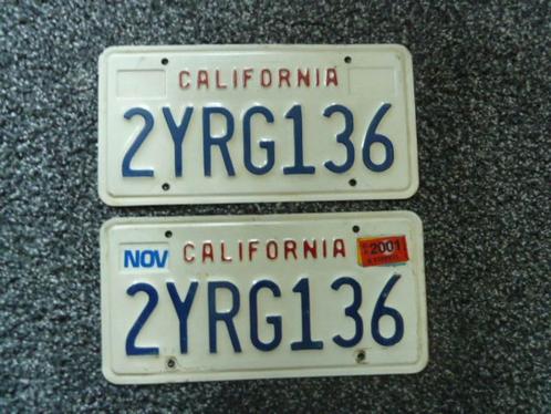 Paar USA License plate / kentekenplaten California reliëf US, Verzamelen, Automerken, Motoren en Formule 1, Gebruikt, Auto's, Verzenden