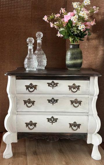 Upcycled vintage buikkastje met drie lades beschikbaar voor biedingen