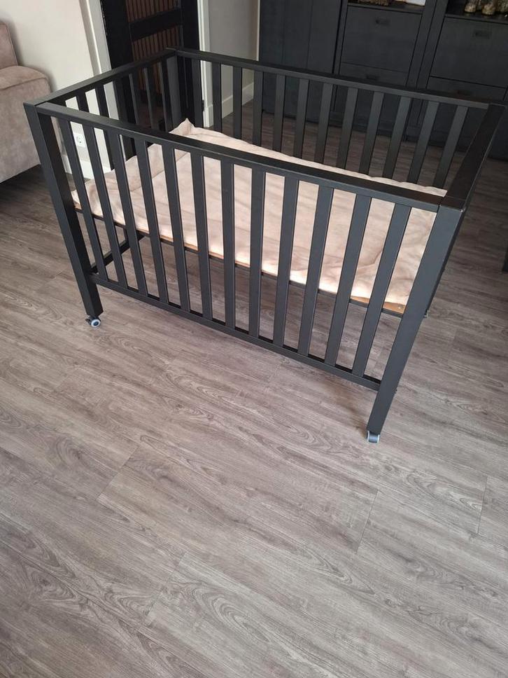 Europe Casper Tweelingbox - Zwart, Kinderen en Baby's, Boxen, Gebruikt, Rechthoekig, In hoogte verstelbaar, Boxkleed, Wieltjes