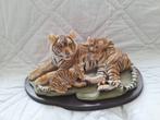 Stenen beeld tijgerfamilie op houten plateau - 45x35 cm, Antiek en Kunst, Ophalen