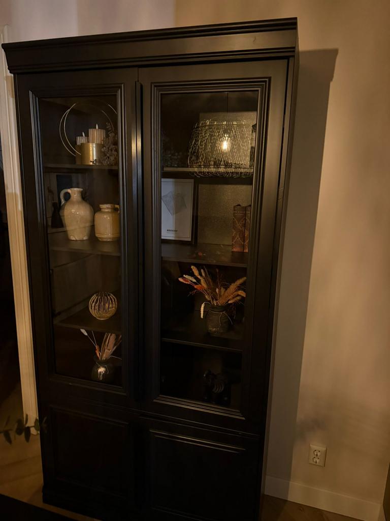 Zwarte vitrinekast, Ophalen, 100 tot 150 cm, 200 cm of meer, Zo goed als nieuw