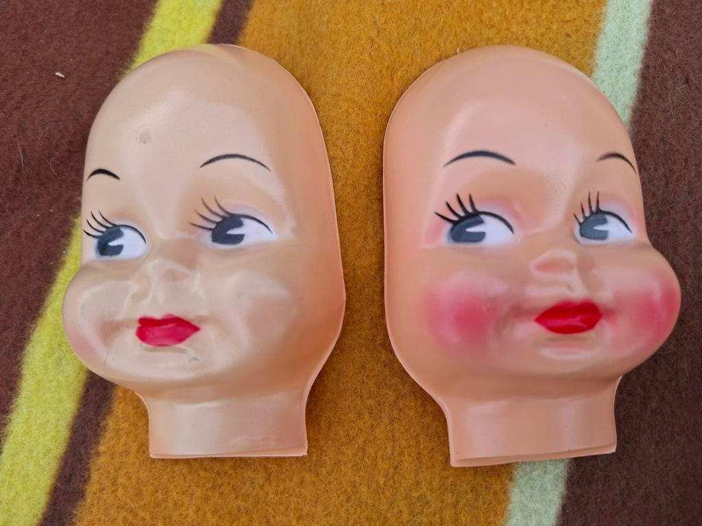 2 vintage plastic poppengezichtjes , halve gezichtjes, Nieuw, Ophalen of Verzenden, Nvt, Pop
