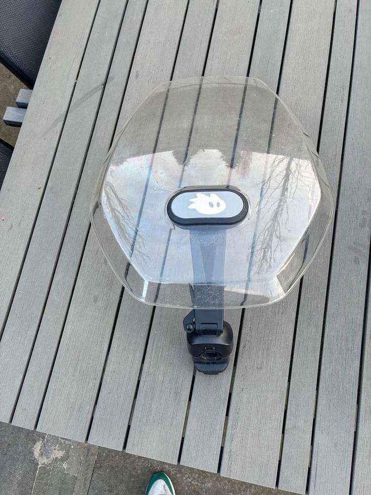 Yepp Junior kinderstoeltje met windscherm, Fietsen en Brommers, Fietsaccessoires | Fietsstoeltjes, Gebruikt, Voorzitje, Voetsteuntjes