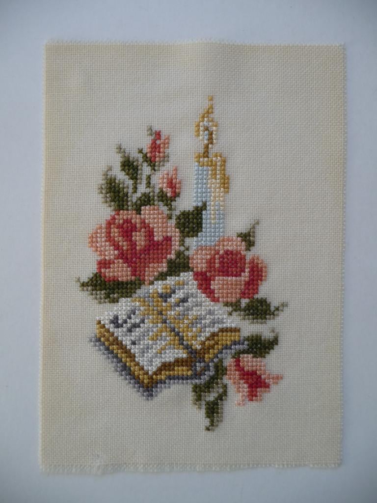 Borduurwerk "Kaars-boek-rozen", Hobby en Vrije tijd, Borduren en Borduurmachines, Ophalen of Verzenden, Zo goed als nieuw, Handborduren