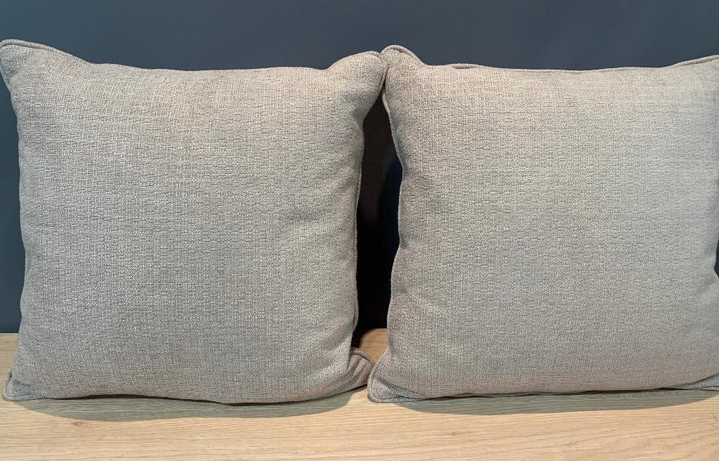 2 x Nieuw van Macazz sierkussens twv € 149,00 st Piet Boon