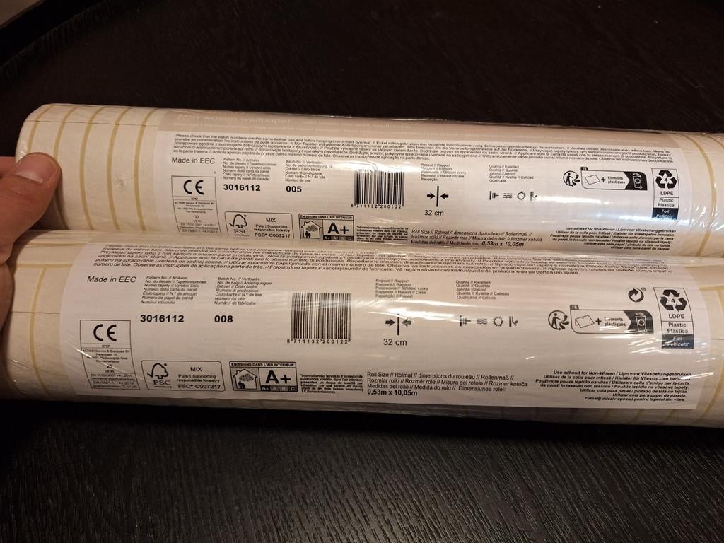 Twee rollen behang met modern patroon, Huis en Inrichting, Stoffering | Behang, Ophalen