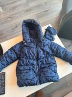 Donkerblauwe winterjas met stippen en wantjes - Maat 92, Kinderen en Baby's, Kinderkleding | Maat 92, Ophalen of Verzenden, Zo goed als nieuw