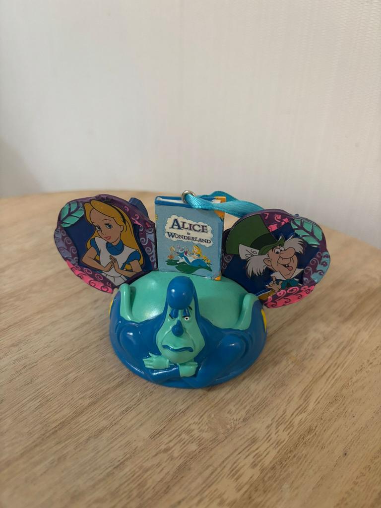 Disney Parks Alice in Wonderland mickey ears ornament, Verzamelen, Disney, Ophalen of Verzenden, Mickey Mouse, Beeldje of Figuurtje